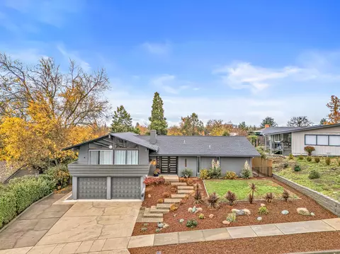 1737 Hybiscus St, Medford, OR 97504