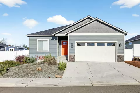 1731 Luxor Ln, Medford, OR 97504