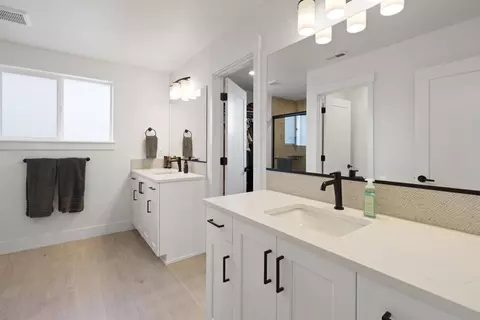 Bath - 60915 SEpic Pl, Bend, OR 97702 photo 2 of 5