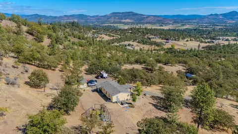 198 Flamingo Dr, Eagle Point, OR 97524