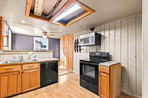 Kitchen - 620 S Royal Ave, Eagle Point, OR 97524 photo 2 of 3