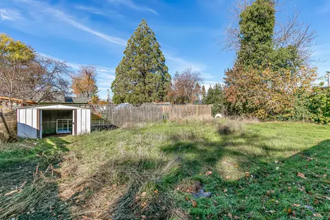 Exterior - 620 S Royal Ave, Eagle Point, OR 97524 photo 3 of 5