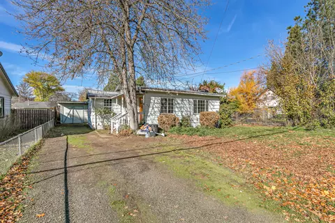 Exterior - 620 S Royal Ave, Eagle Point, OR 97524 photo 4 of 5