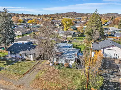 View/Area - 620 S Royal Ave, Eagle Point, OR 97524 photo 1 of 2