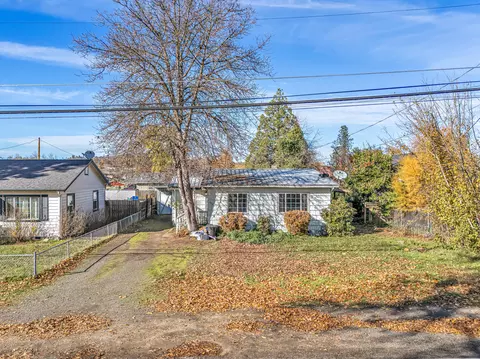 Exterior - 620 S Royal Ave, Eagle Point, OR 97524 photo 5 of 5