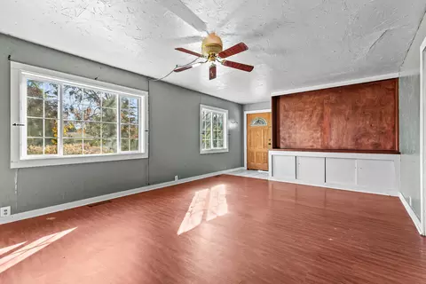 Living - 620 S Royal Ave, Eagle Point, OR 97524 photo 3 of 3