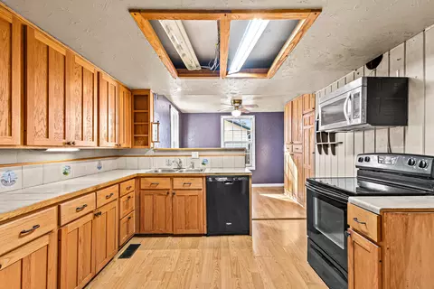Kitchen - 620 S Royal Ave, Eagle Point, OR 97524 photo 1 of 3
