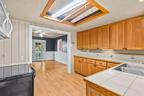 Kitchen - 620 S Royal Ave, Eagle Point, OR 97524 photo 3 of 3