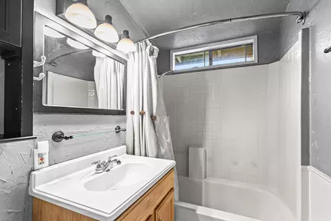 Bath - 620 S Royal Ave, Eagle Point, OR 97524 photo 1 of 1