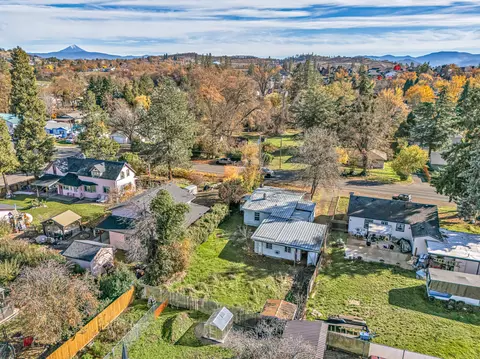View/Area - 620 S Royal Ave, Eagle Point, OR 97524 photo 2 of 2