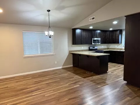 Living - 912 Stonewater Dr, Eagle Point, OR 97524 photo 3 of 3