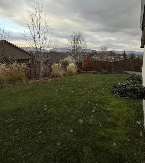 Exterior - 912 Stonewater Dr, Eagle Point, OR 97524 photo 3 of 5