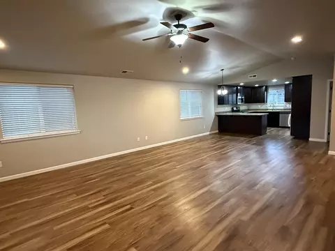 Living - 912 Stonewater Dr, Eagle Point, OR 97524 photo 2 of 3