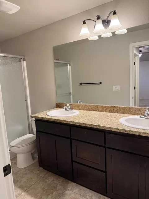 Bath - 912 Stonewater Dr, Eagle Point, OR 97524 photo 1 of 2