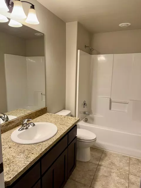 Bath - 912 Stonewater Dr, Eagle Point, OR 97524 photo 2 of 2