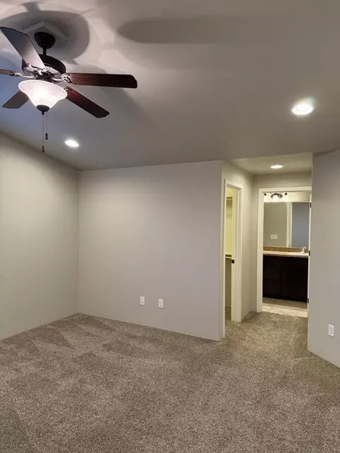 Bedroom - 912 Stonewater Dr, Eagle Point, OR 97524 photo 2 of 4