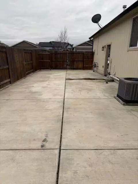 Exterior - 912 Stonewater Dr, Eagle Point, OR 97524 photo 4 of 5