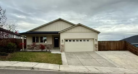 Exterior - 912 Stonewater Dr, Eagle Point, OR 97524 photo 2 of 5