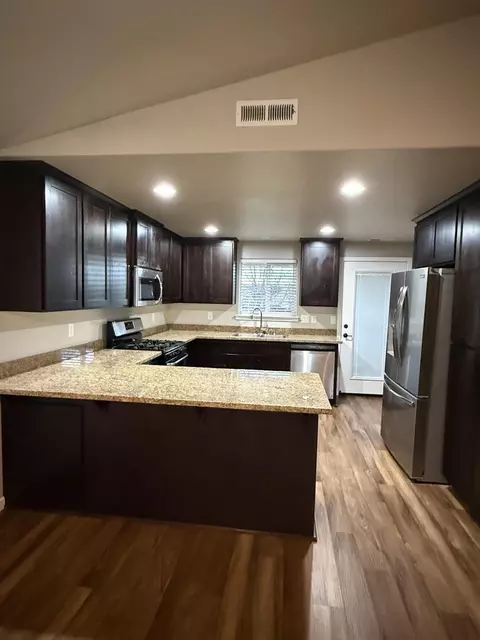 Kitchen - 912 Stonewater Dr, Eagle Point, OR 97524 photo 2 of 4