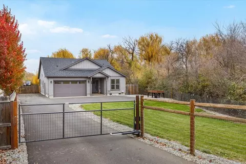 3285 Springbrook Rd, Medford, OR 97504