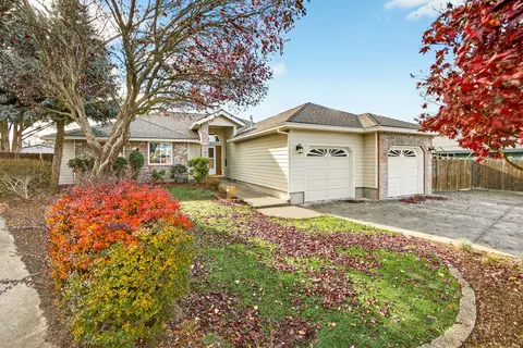 465 Creekside Cir, Central Point, OR 97502