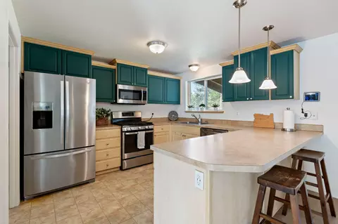 Kitchen - 16549 Wayne Dr, La Pine, OR 97739 photo 3 of 4