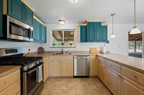 Kitchen - 16549 Wayne Dr, La Pine, OR 97739 photo 4 of 4