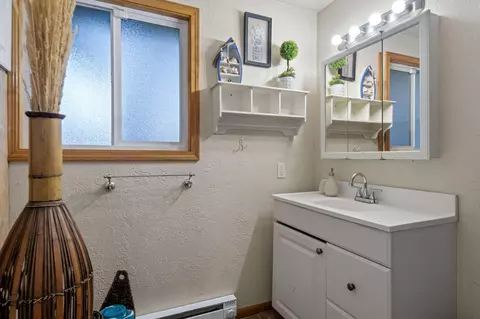 Bath - 19154 Baker Rd, Bend, OR 97702 photo 3 of 3