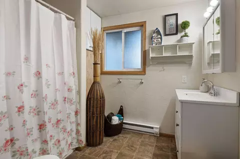 Bath - 19154 Baker Rd, Bend, OR 97702 photo 2 of 3