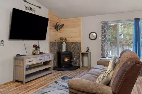 Living - 19154 Baker Rd, Bend, OR 97702 photo 3 of 4