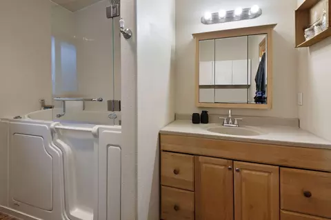 Bath - 19154 Baker Rd, Bend, OR 97702 photo 1 of 3