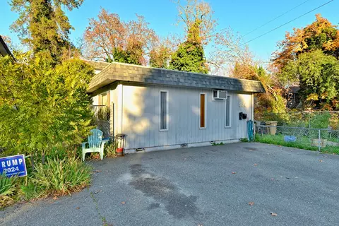 524 NW C St, Grants Pass, OR 97526