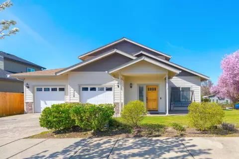 356 SW Bayou Pl, Grants Pass, OR 97526