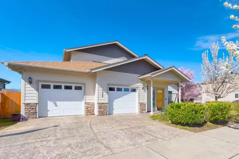 356 SW Bayou Pl, Grants Pass, OR 97526