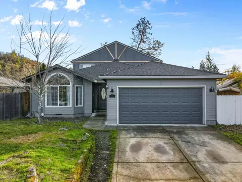 616 E Archwood Dr, Eagle Point, OR 97524 photo 2