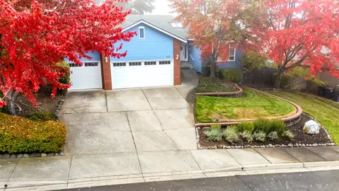 5672 Cherry Ln, Medford, OR 97504