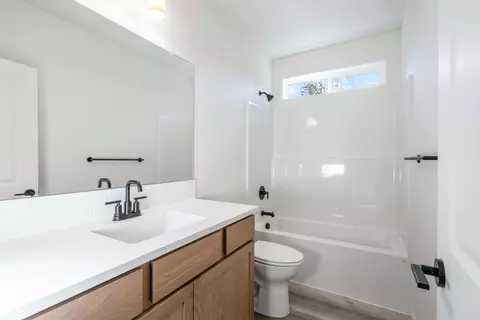 Bath - 70085 Cayuse Dr, Sisters, OR 97759 photo 3 of 3