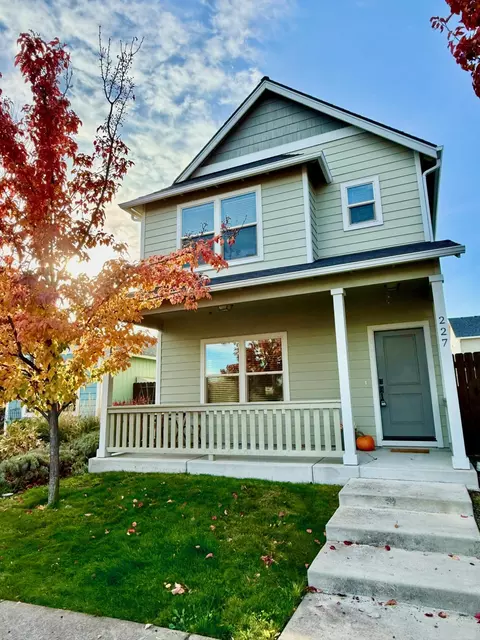 227 Wintersage Cir, Talent, OR 97540