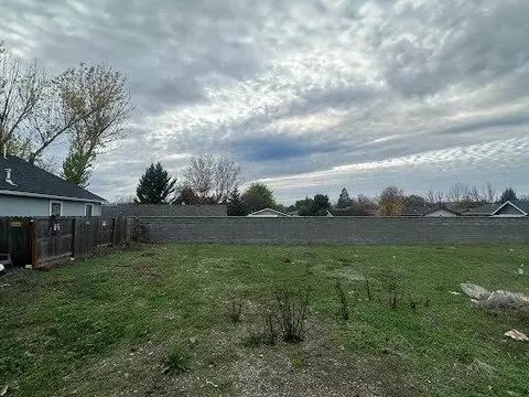 7689 Calaveras St, White City, OR 97503