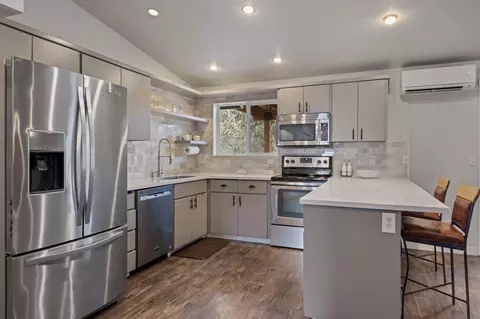 Kitchen - 64564 Riverview Ave, Bend, OR 97703 photo 3 of 4