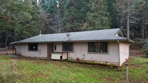 5201 Lake Shore Dr, Selma, OR 97538