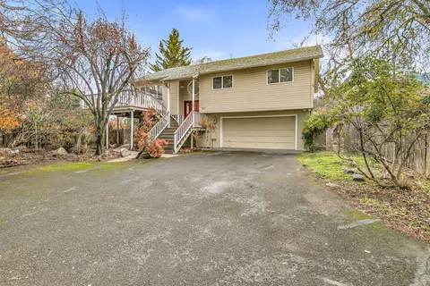 612 Chestnut St, Ashland, OR 97520