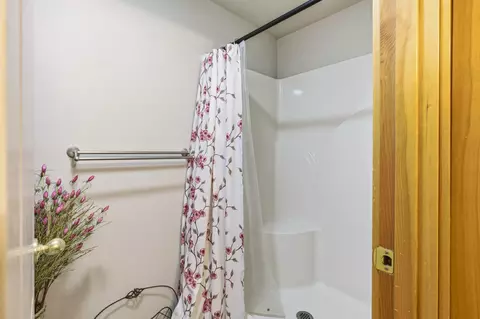 Bath - 62262 Chickadee Ln, Bend, OR 97701 photo 7 of 8