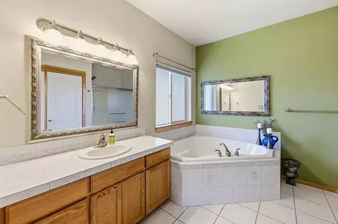 Bath - 62262 Chickadee Ln, Bend, OR 97701 photo 2 of 8