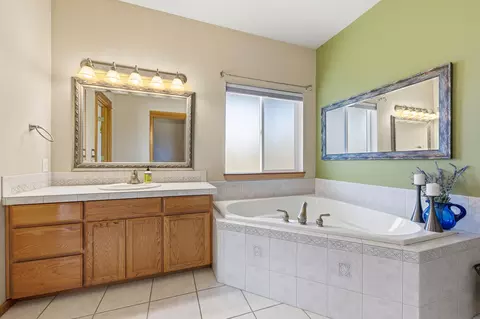 Bath - 62262 Chickadee Ln, Bend, OR 97701 photo 3 of 8