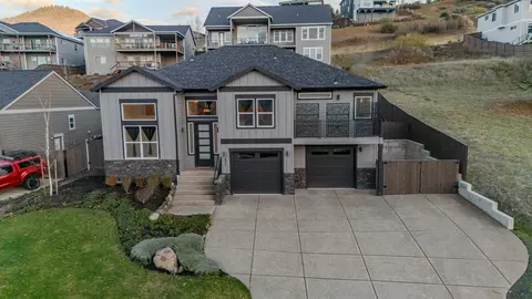 531 W La Strada Cir, Medford, OR 97504