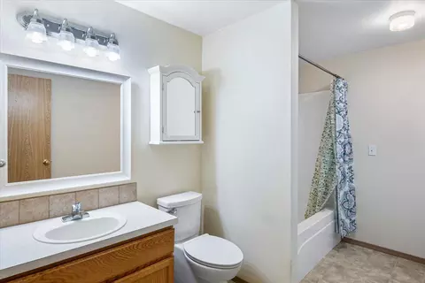 Bath - 53001 Loop Dr, La Pine, OR 97739 photo 1 of 4
