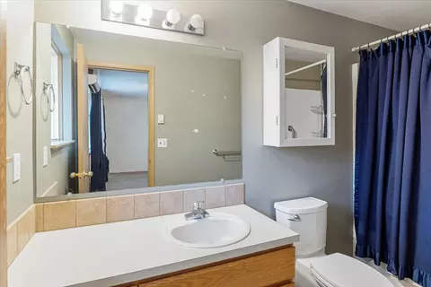 Bath - 53001 Loop Dr, La Pine, OR 97739 photo 2 of 4
