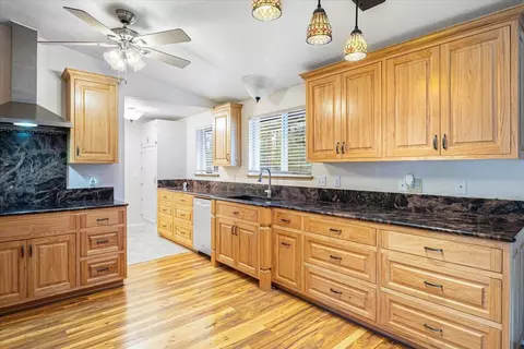 Kitchen - 53001 Loop Dr, La Pine, OR 97739 photo 4 of 6
