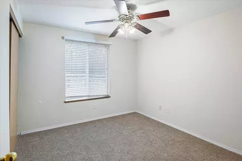 Bedroom - 53001 Loop Dr, La Pine, OR 97739 photo 4 of 10